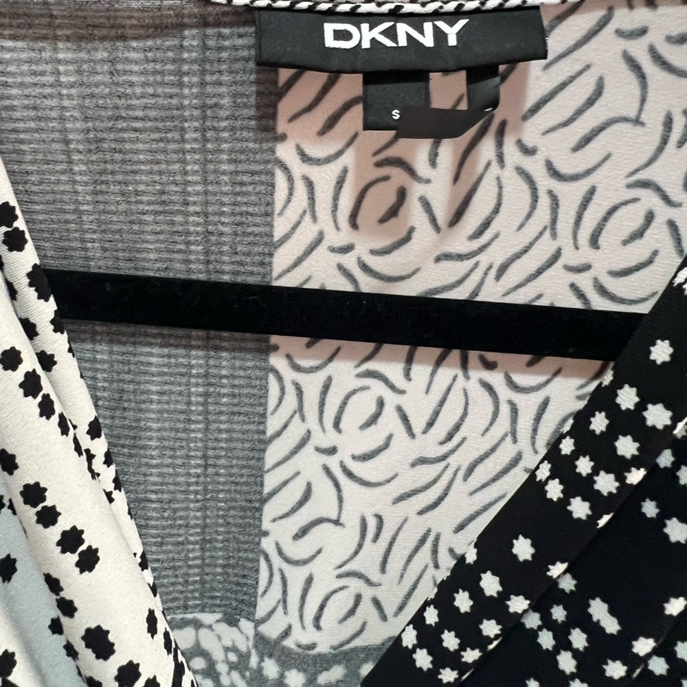 WOMEN’S DKNY BLOUSE. SIZE SMALL.